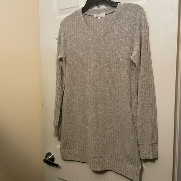 Gray V-Neck Ribbed Sweater - Picture 1 of 4